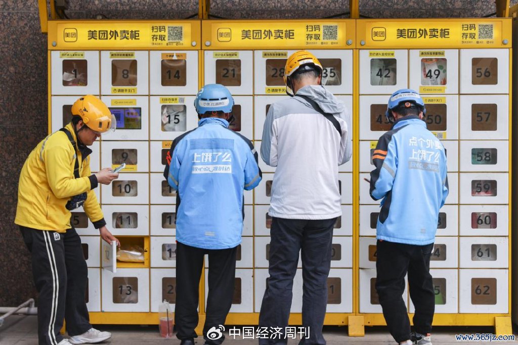 外卖员在智能外卖柜前投放餐品。新华社发